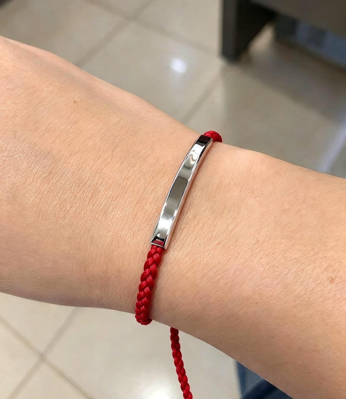 Pulserita cuerda roja y metal plateado fina