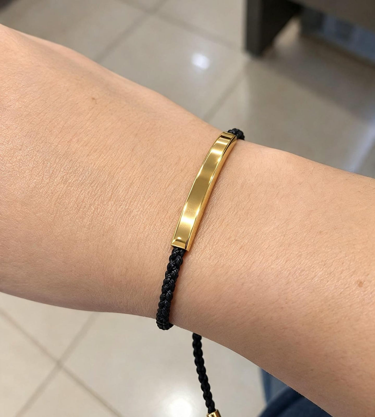 Pulserita cuerda negra metal color dorado
