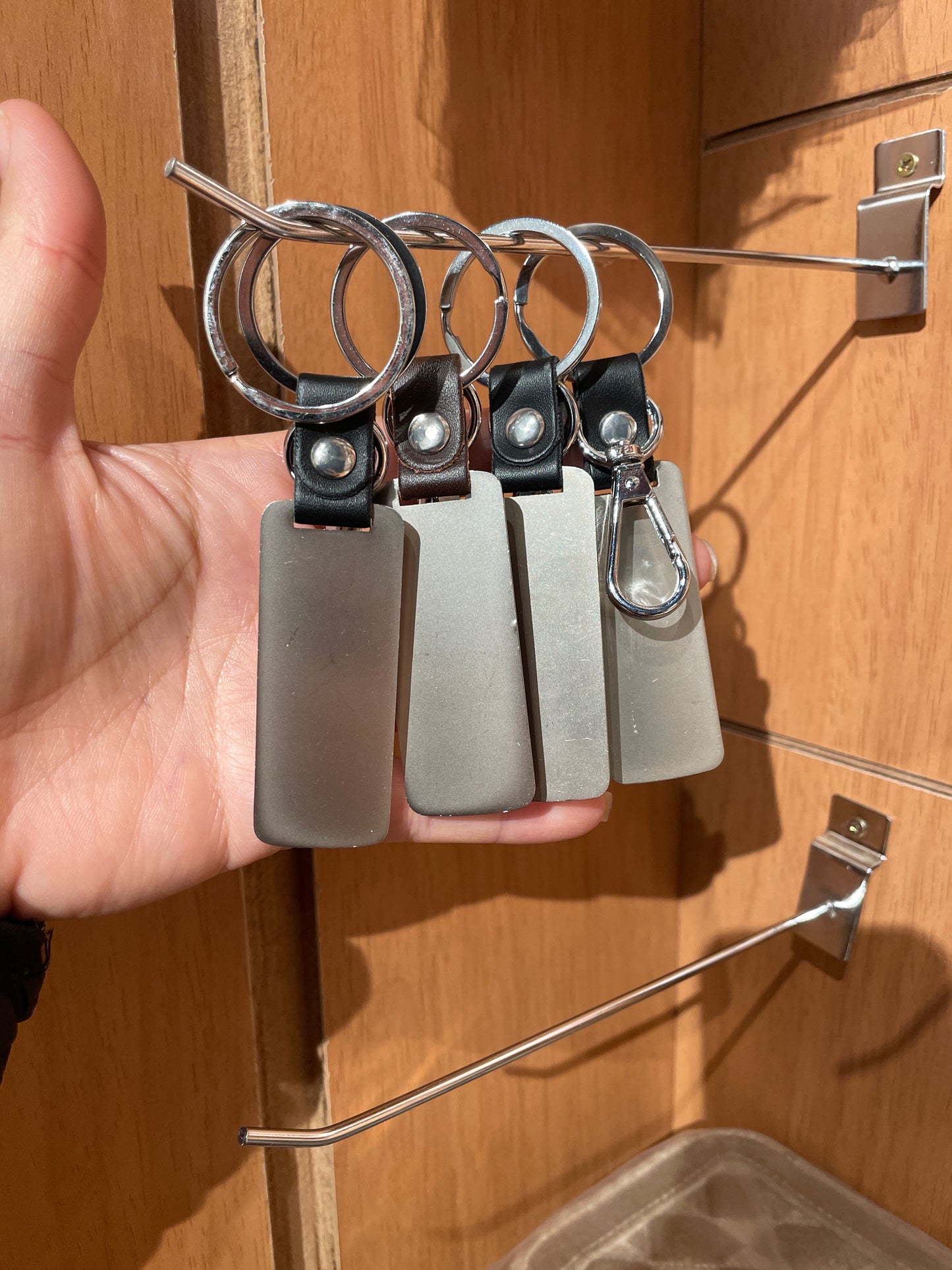 Llavero todo metal con pequeña cuerda de cuerina