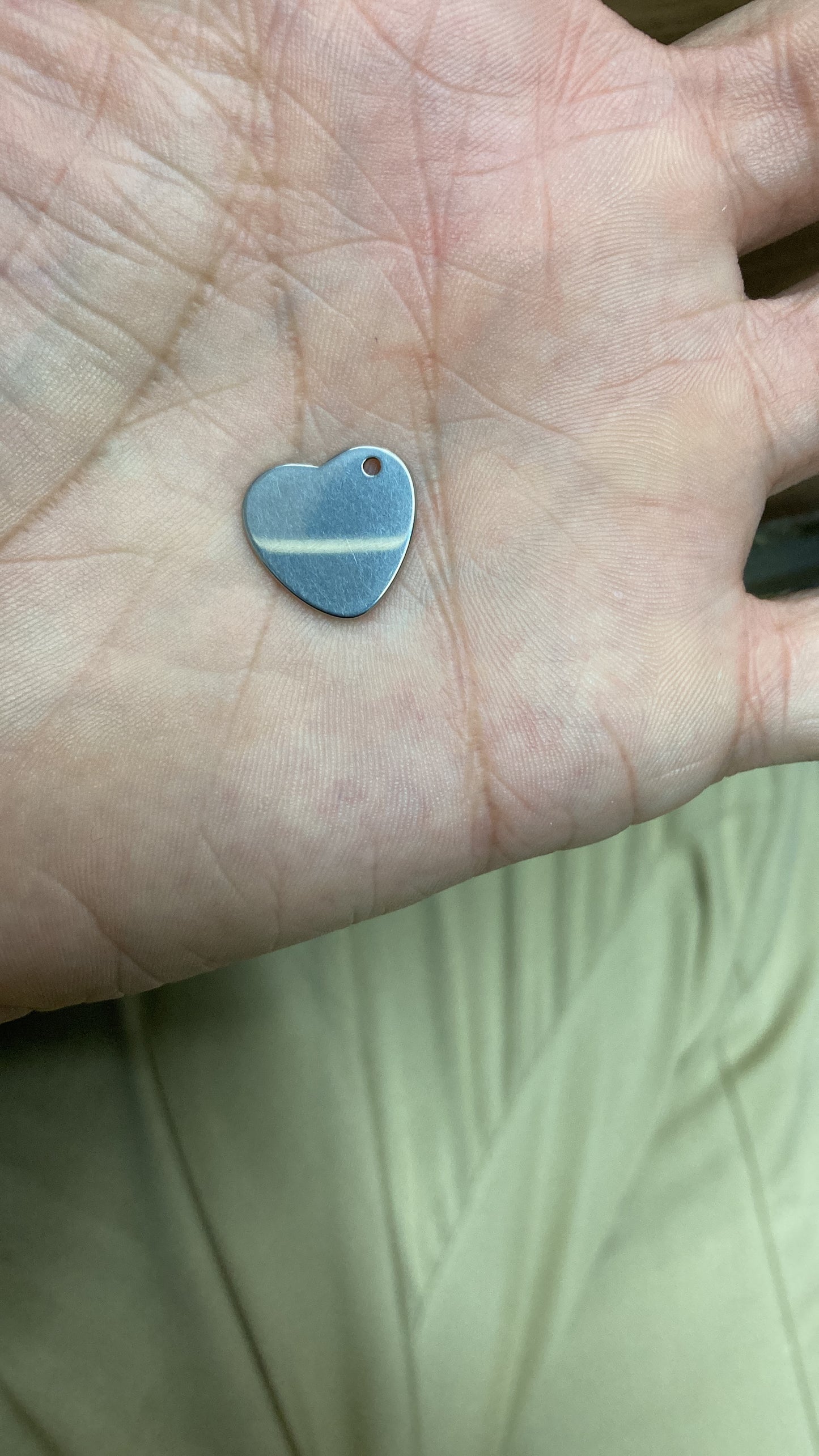 Dije corazón plateado