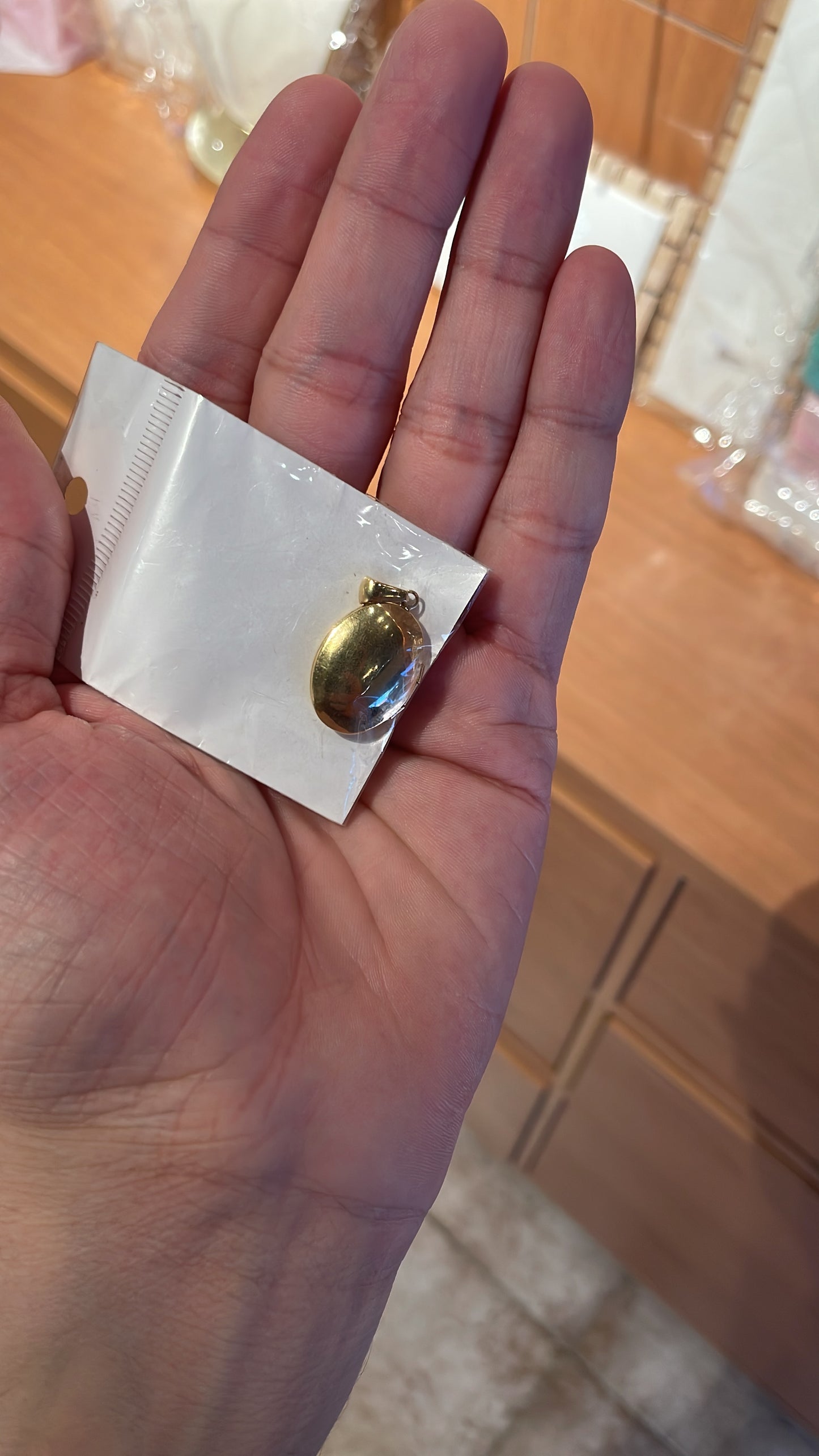 Relicario ovalado dorado